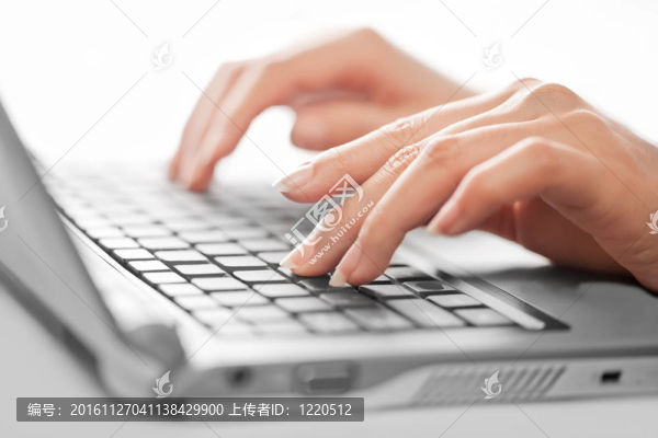 打字女性手；選擇性聚焦