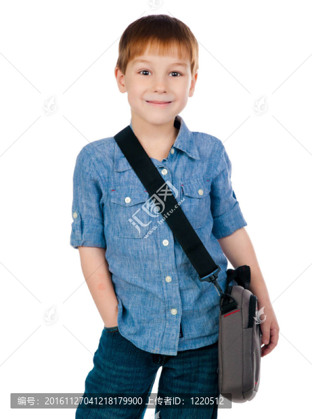 帶包的小男孩