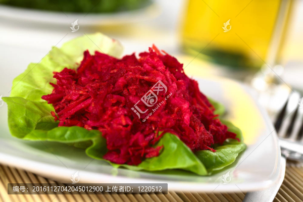 甜菜根；胡蘿卜和蘋果沙拉