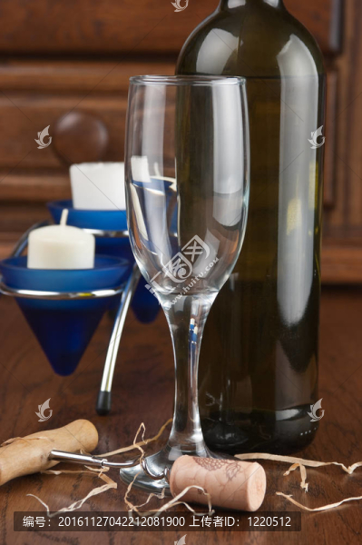 酒瓶和酒杯