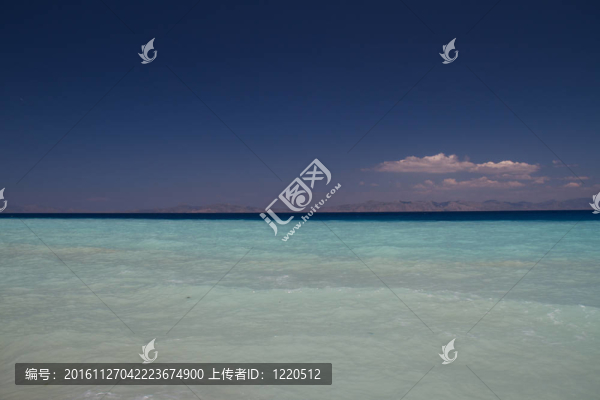 清澈碧綠的水在愛(ài)琴海邊