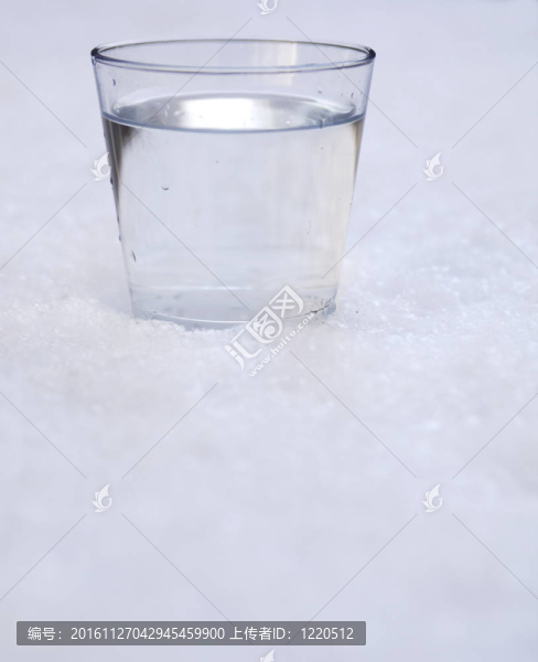 很冷的水