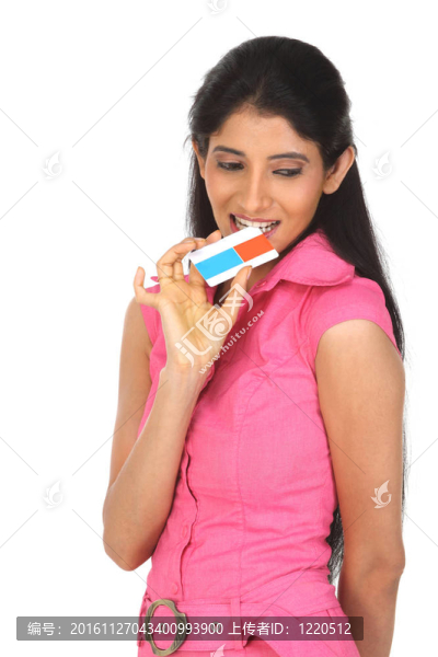 用信用卡的女人