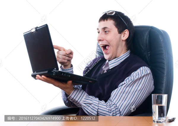 年輕的商人與筆記本電腦