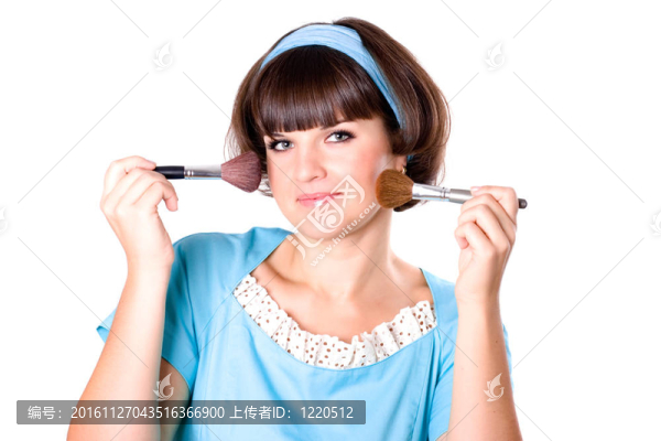 黑發(fā)女人兩個化妝刷