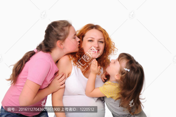 年輕懷孕的母親和她的兩個女兒