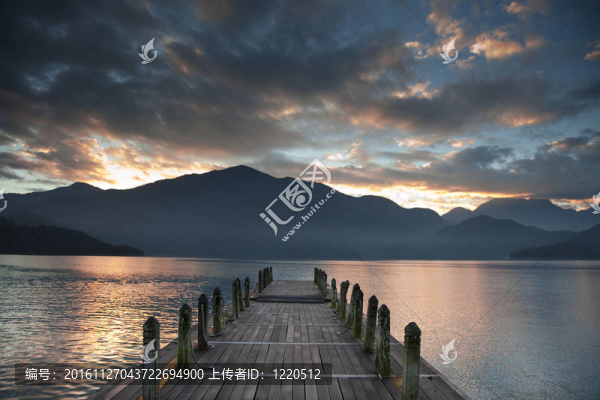 日出越過高山，眺望碼頭