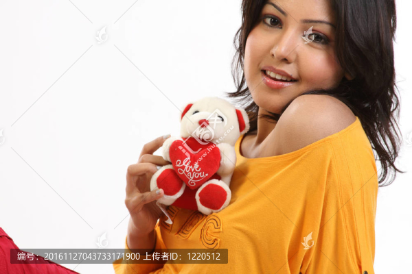 十幾歲的女孩抱著泰迪熊