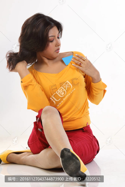 帶有藍(lán)色空白信用卡的女孩