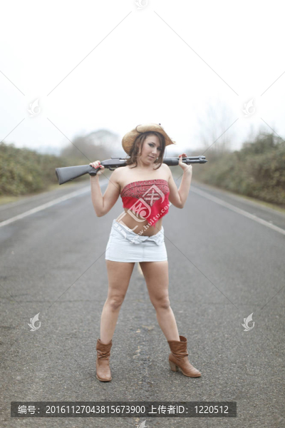 性感的女人帶著一個(gè)槍
