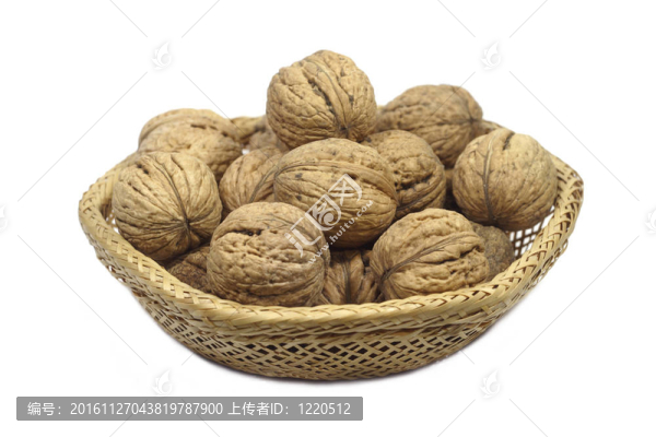 核桃在白色的稻草花瓶