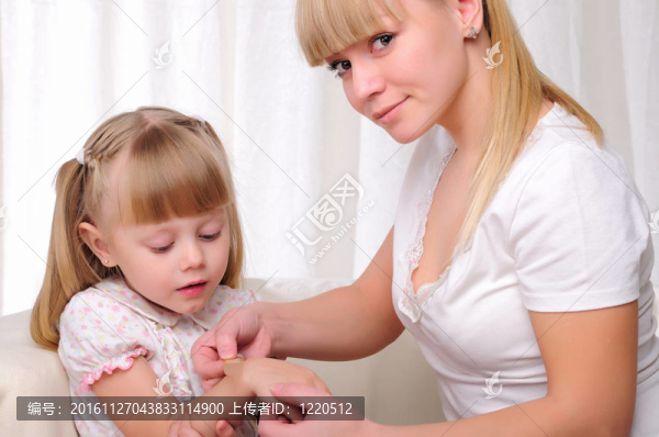 媽媽把她的嬰兒女兒石膏