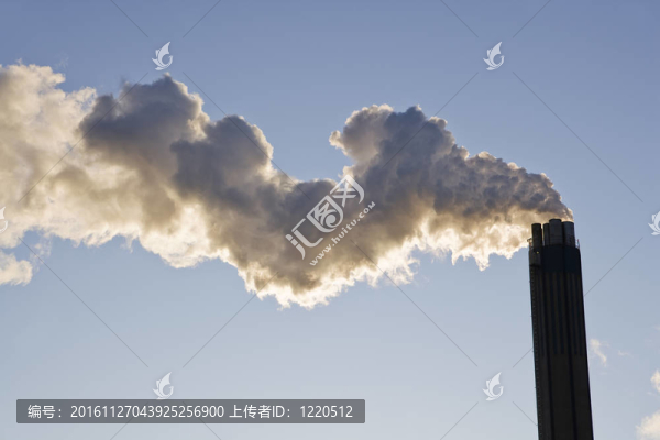 吸煙的煙囪，藍(lán)色的天空