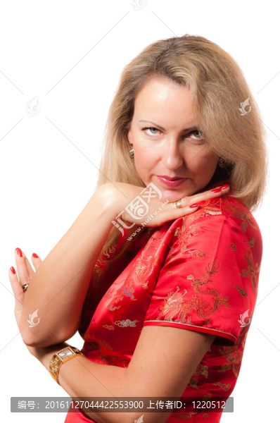 與風(fēng)騷性感的微笑在紅色旗袍的女人