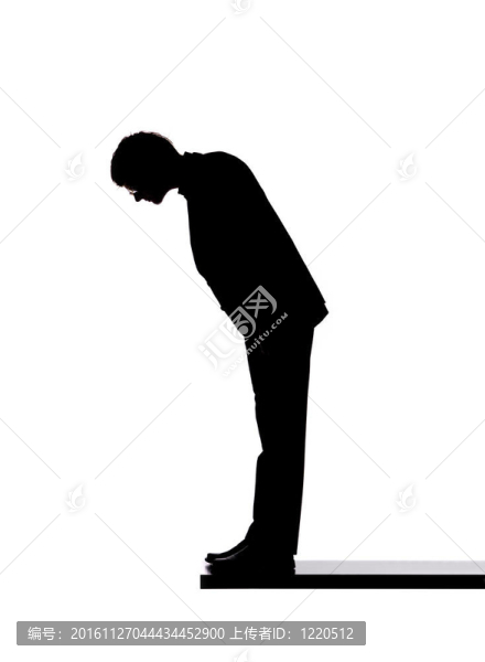 在木板邊上的男人