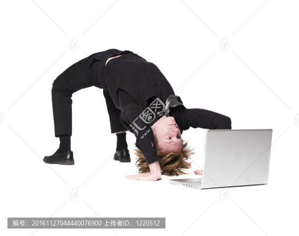 在電腦前雜技的人