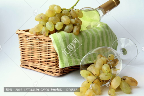 在玻璃上的白葡萄
