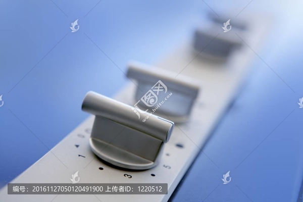 現(xiàn)代玻璃陶瓷爐廚房滾刀