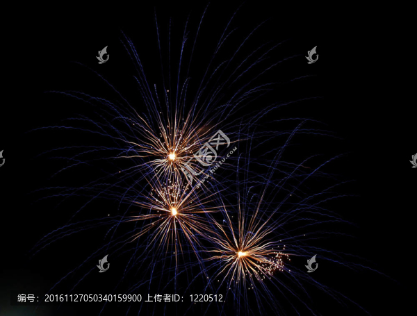 藍(lán)色的煙花在黑色的天空上長(zhǎng)時(shí)間曝光