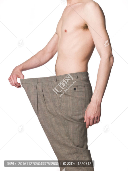 穿白色褲子的男人