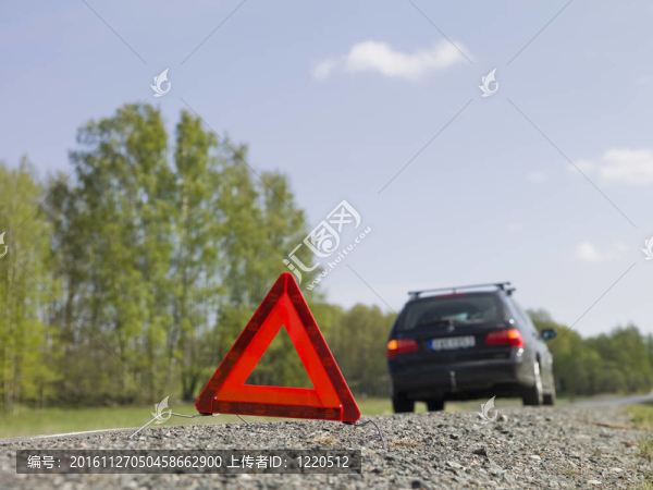 汽車故障前的警告三角形