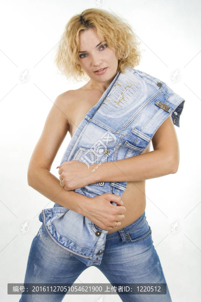 女孩和一個(gè)赤裸的軀干的金發(fā)女郎