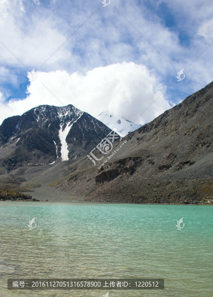 山上的湖