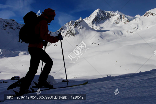 剪影的登山者。冬季戶外活動