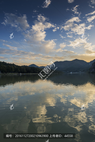 湖泊倒影