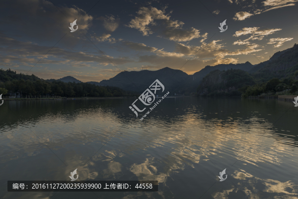 湖泊倒影