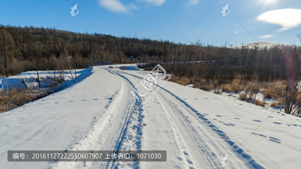 白雪覆蓋的公路