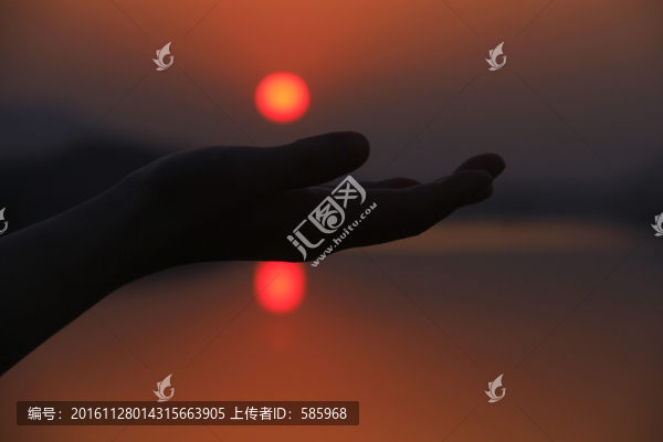 手抓夕陽剪影