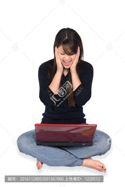 一個(gè)在白色背景的筆記本電腦的女人