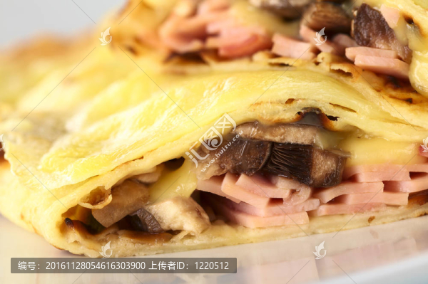 卷薄餅充滿火腿；奶酪和白蘑菇和烤奶酪上（選擇性聚焦；在下半縐香菇片重點）