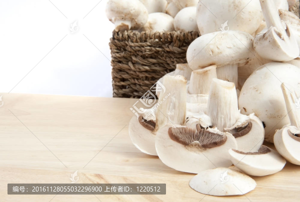 鮮香菇蘑菇在鄉(xiāng)村籃白色隔離