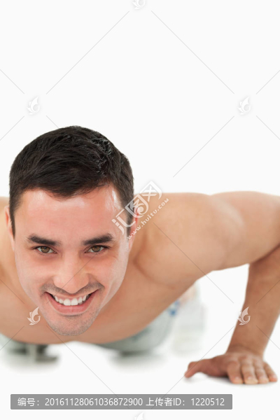 微笑的年輕男性做推