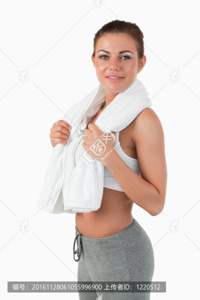 用圍在脖子上的毛巾的女運動員側(cè)視圖