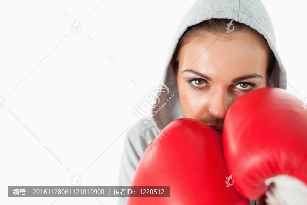 女拳擊手和連帽衫在防守位置
