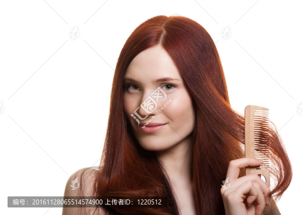 一個美麗的年輕女子肖像梳理美妙的頭發(fā)