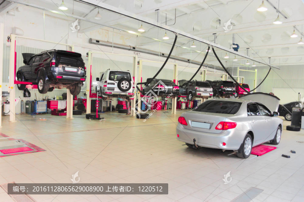 汽車(chē)在修理汽車(chē)修理廠的電梯上