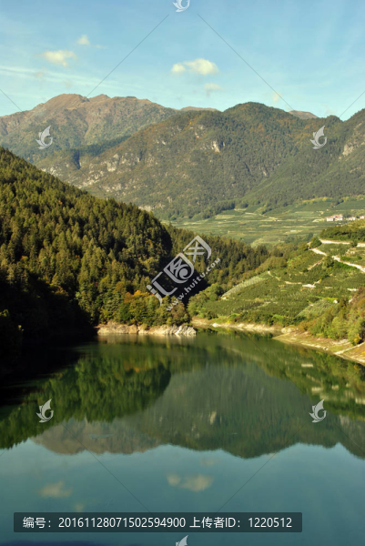 山上的湖