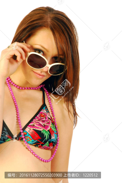 精彩的女孩玩太陽眼鏡