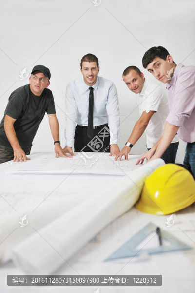 對施工現(xiàn)場的建筑師團隊