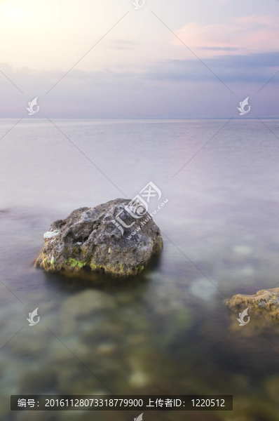 日落的海洋中的巖石。