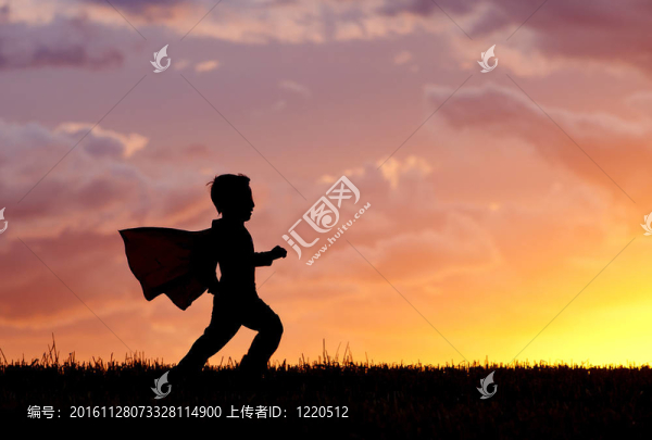男孩在日落時(shí)扮演超級(jí)英雄。