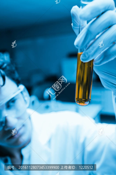 一個男性科學(xué)家看試管的肖像