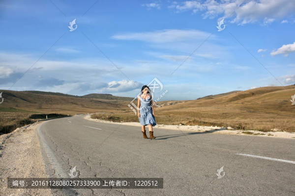 道路上的女人