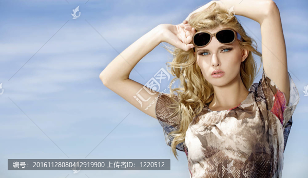 美麗的女孩在墨鏡背景藍(lán)天