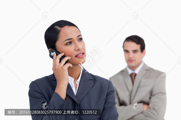跟在她的后面仔細(xì)聆聽對方在白色背景的同事的女售貨員