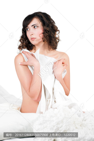 美麗的女人在床上